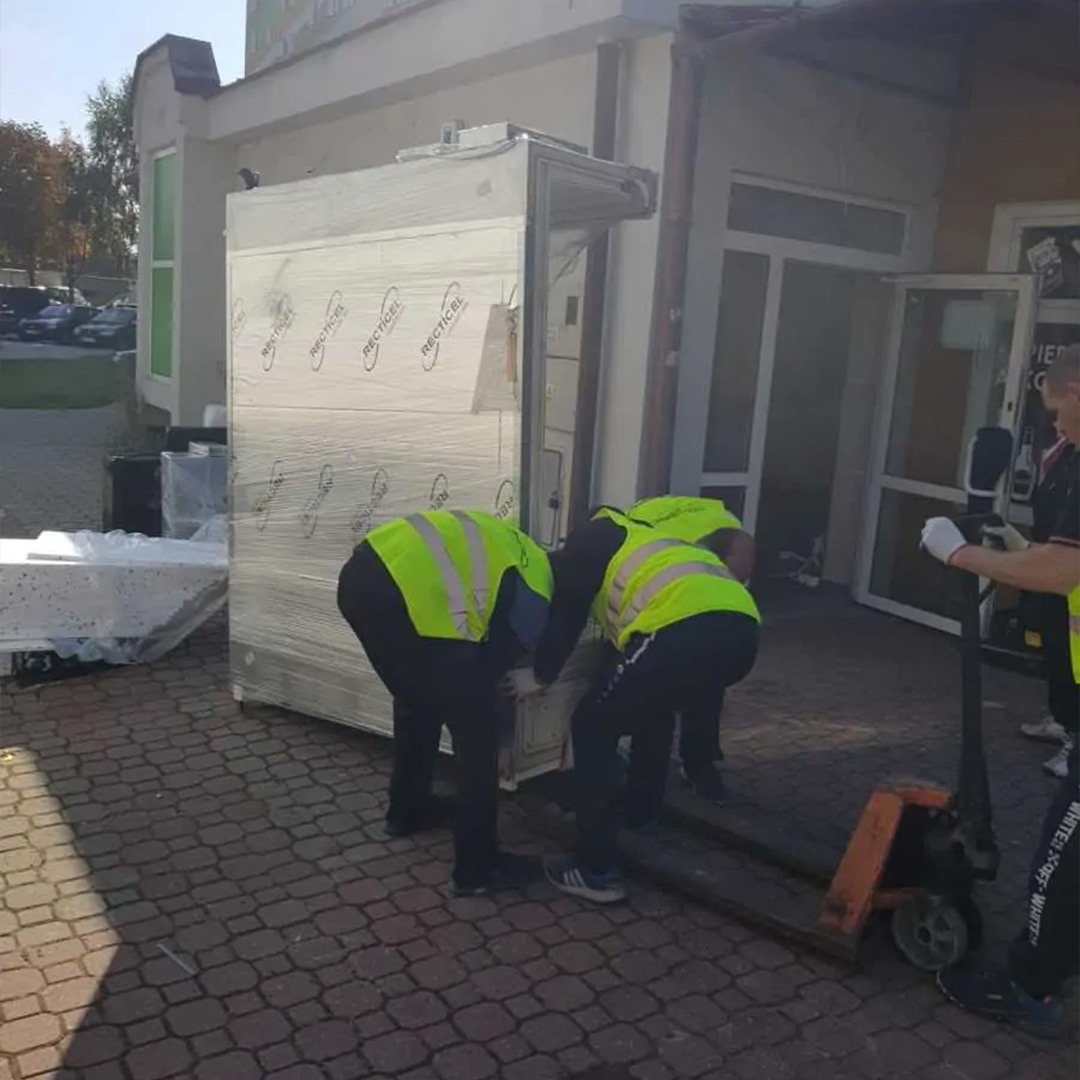 Transport witryny chłodniczej Lembro